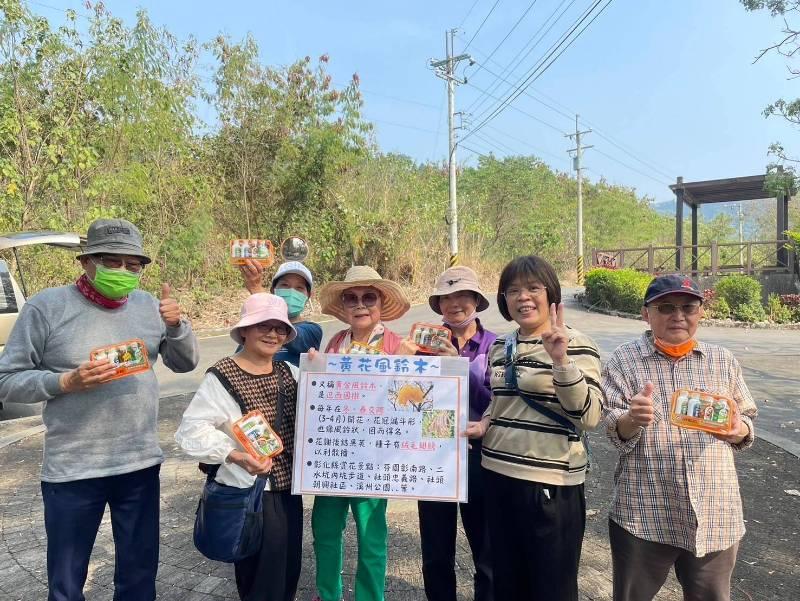 彰化榮家住民健走賞花趣 拍美照感受春意盎然