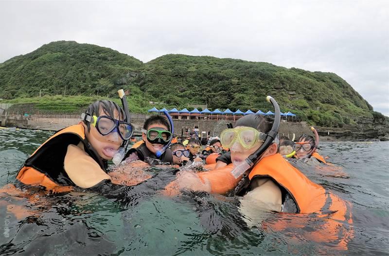 新北海洋教育立足國際  新加坡電視台訪問偏鄉學校「海洋教育課程教學」