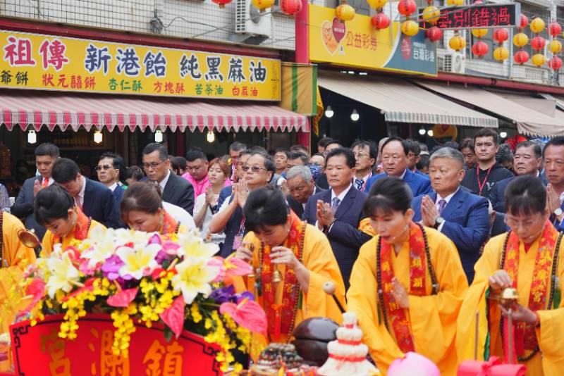 大甲媽祝壽大典上萬人齊聚新港奉天宮 民政局長吳世瑋祈願國泰民安