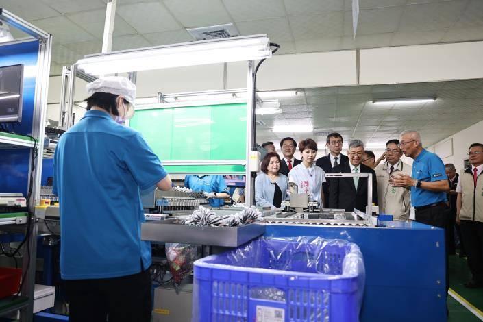 台南市長黃偉哲陪同行政院長陳建仁訪視台南隱形冠軍璨揚企業 肯定其超額進用身障員工