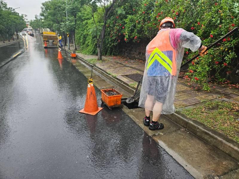 冒雨清理水溝　台南市環保局長許仁澤慰勞清潔隊員辛勞