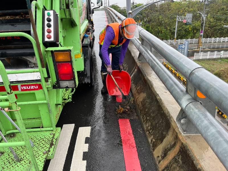 冒雨清理水溝　台南市環保局長許仁澤慰勞清潔隊員辛勞