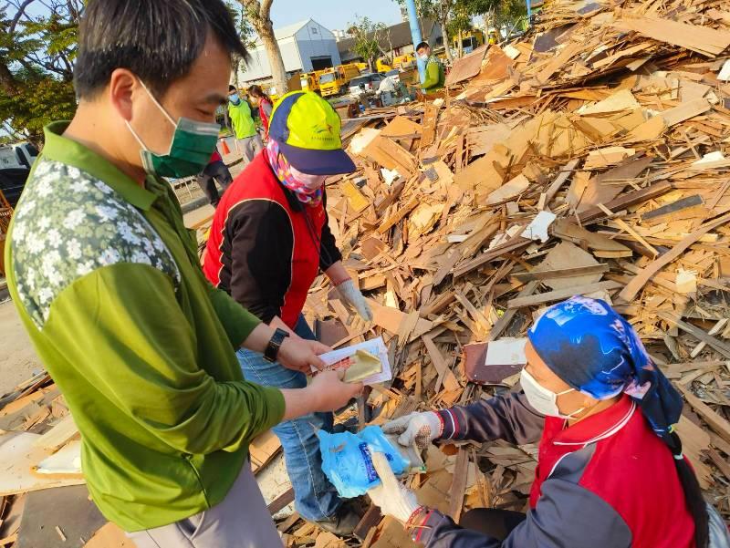 廢木櫃藏私房錢數萬元 中市環保局報警協尋9日找回失主