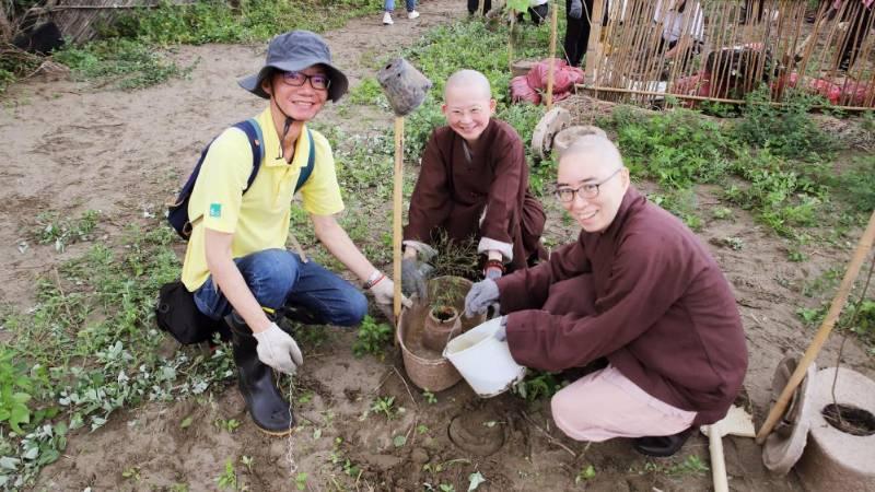 靈鷲山佛教教團保育生態聚善緣　竹北新月沙灣植樹種下滿滿希望！