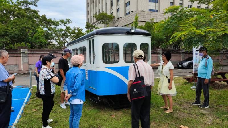 彰化榮家樂齡微旅行 住民長輩充當1日鐵道迷