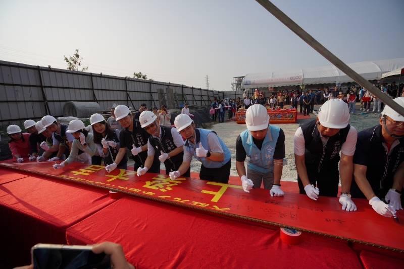 全力提升更好育兒環境   中市大肚兒少家庭福利館新建工程上梁