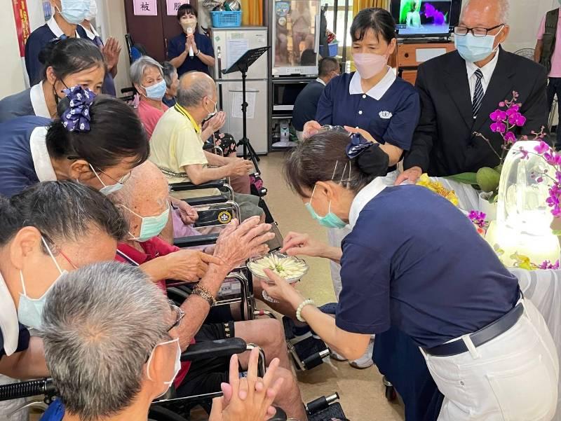 彰化榮家慈心浴佛恩養 濟老祈福守護住民長輩