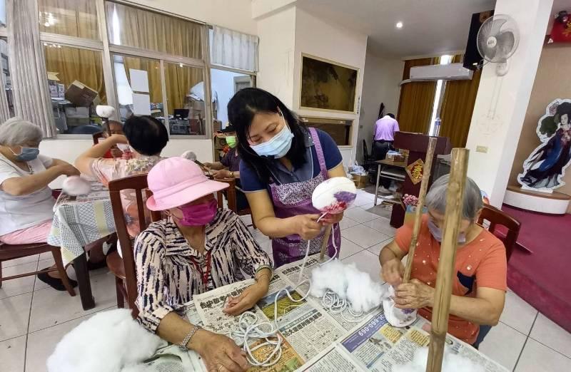 彰化榮家住民手作香草敲打棒 樂活體驗芳香療癒趣