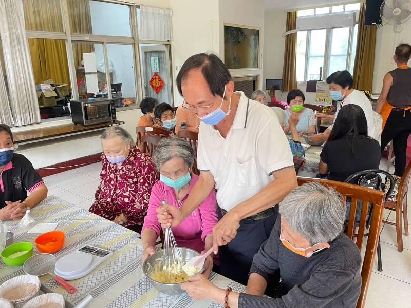 彰化榮家提前慶母親節 住民長輩手作蛋糕體驗烘焙幸福滋味