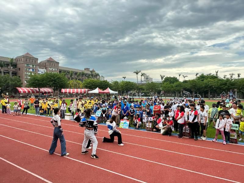 百對親子溫暖相隨 北台南家扶戶外運動會  餵食布丁表逹反哺恩情 