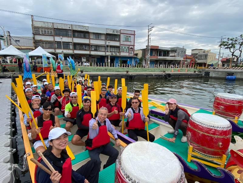 執行長黃三泰親臨為林園龍舟賽中油石化選手加油打氣