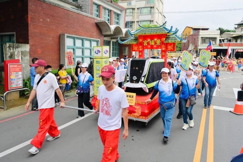 桃園大廟藝閣踩街 搞創意不忘拉票