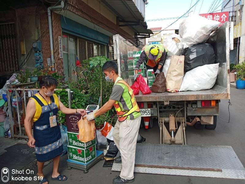 端午送暖    中市贈米關懷弱勢資收個體戶