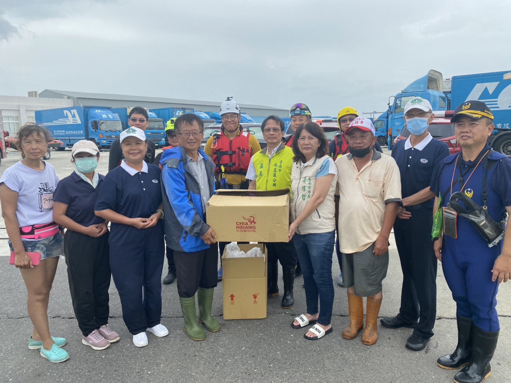 台南市長黃偉哲視察麻豆小埤里  鞠躬感謝消防人員協助救災