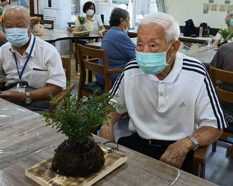 中彰榮家歡迎慈濟志工樂齡學習列車 長輩享受互動實作喜悅