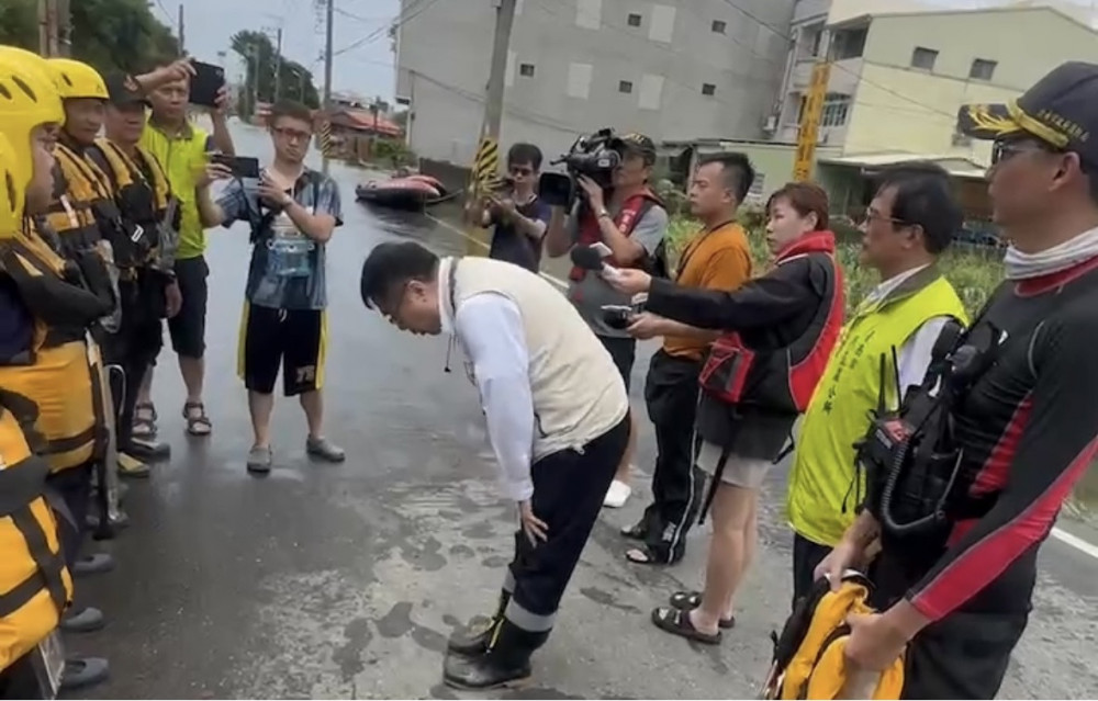 台南市長黃偉哲視察麻豆小埤里  鞠躬感謝消防人員協助救災