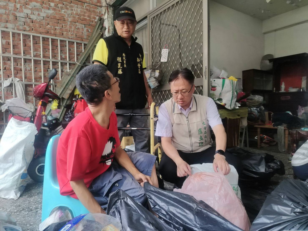 凱米颱風過後 志工協助災民重建家園 風雨見真情