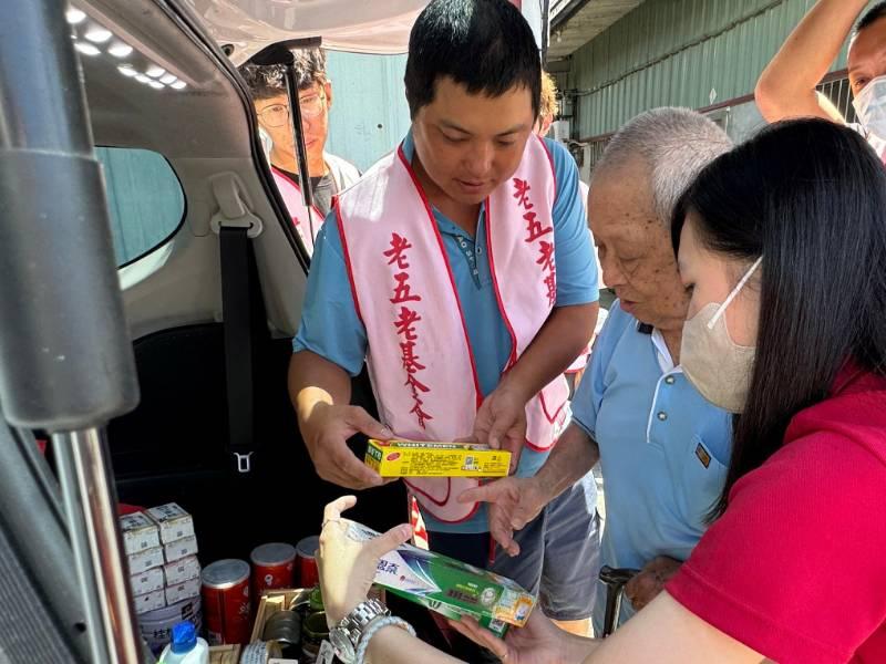 讓獨老自己選！  巡迴物資車送到家服務獲肯定