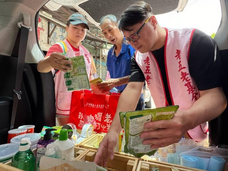 讓獨老自己選！  巡迴物資車送到家服務獲肯定