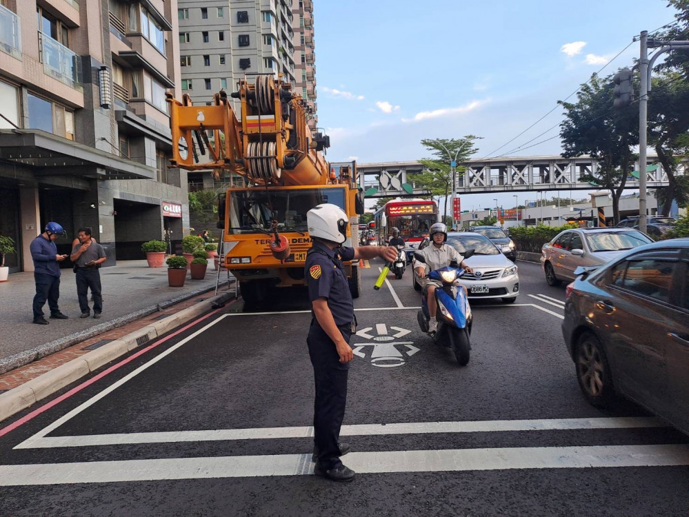 新北淡水中正東路2段大型吊車拋錨占道  交通局：交控中心、員警全力疏導交通