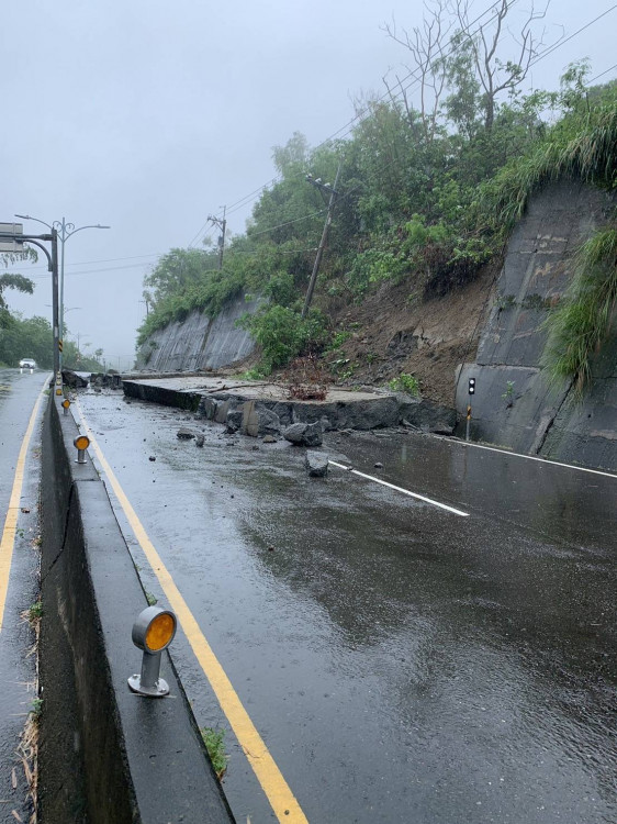 龍崎市道182線29K烏山頭路擋土牆塌陷   工務局全力搶修中 