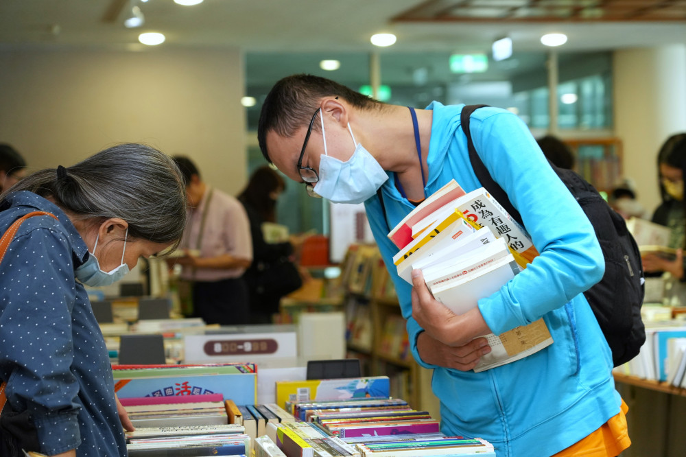 成大圖館二手書義賣  所得捐贈創世基金會臺南分院