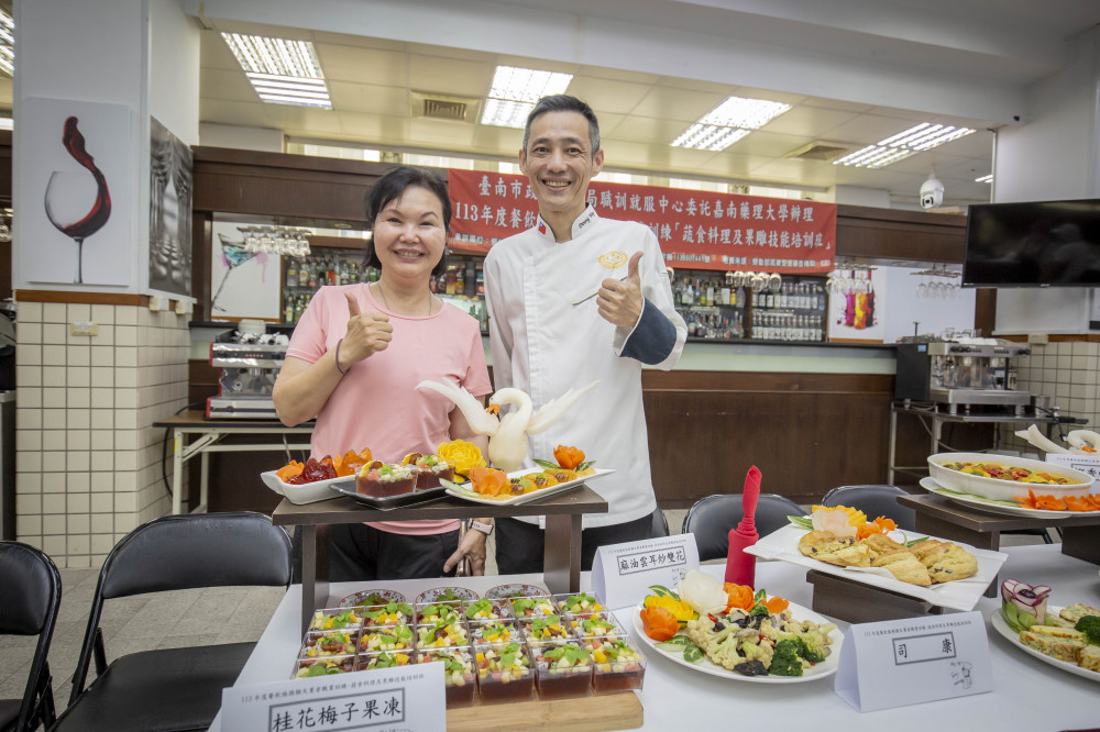 嘉藥餐旅蔬食料理及果雕培訓班結訓 助學員開拓新職涯