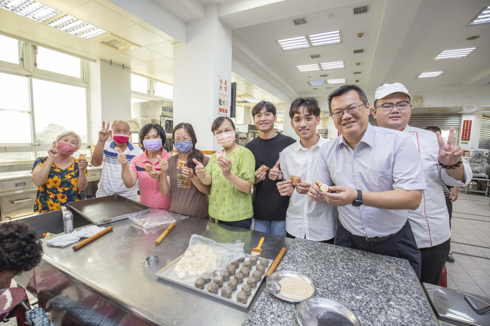 嘉藥芝麻香傳秋情 手作椒麻酥餅 促進世代與台越文化交流