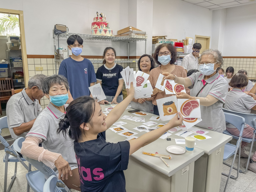 嘉藥芝麻香傳秋情 手作椒麻酥餅 促進世代與台越文化交流