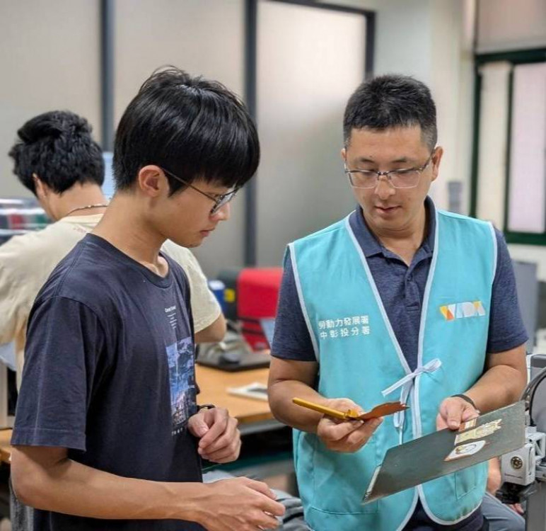 TCN創客基地提供多元支持讓創意起飛   退伍軍人劉皇模靠雷雕技術打造皮雕事業