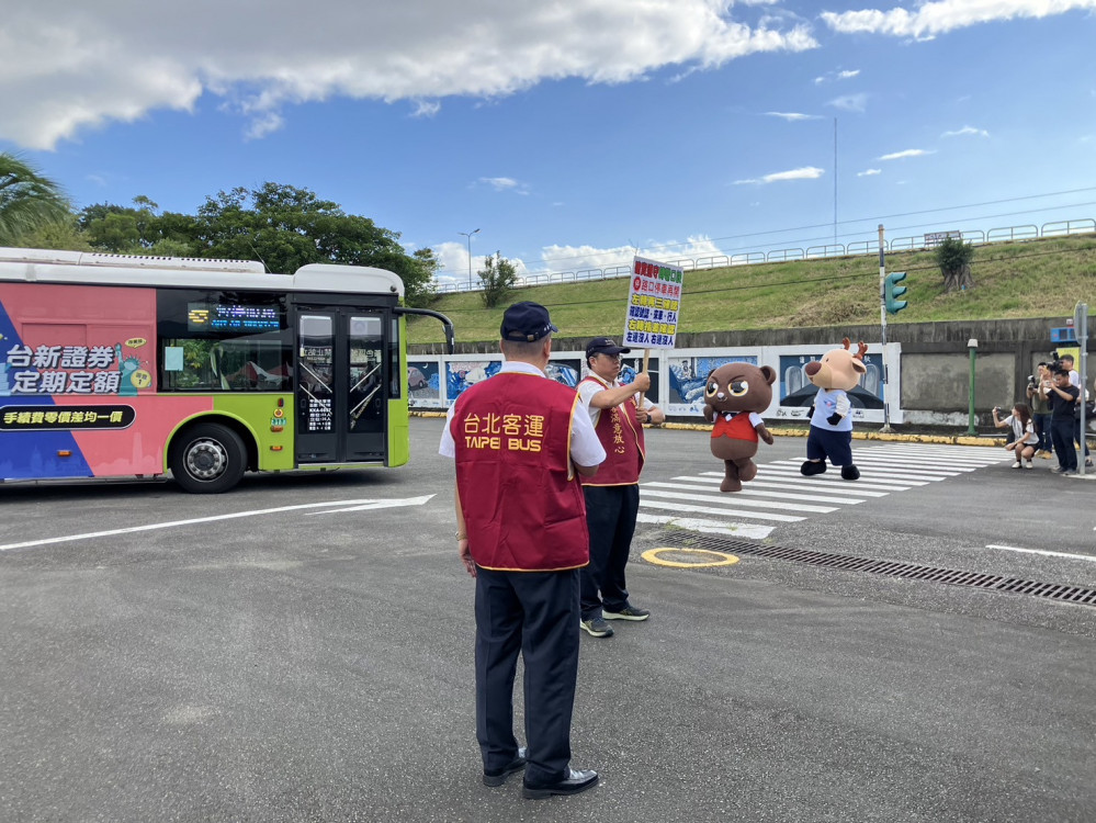 新北公車貫徹路口停讓 守護行人安全