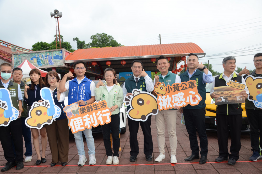 新化區小黃公車「綠14」「綠15」上線   純電7人休旅車亮相