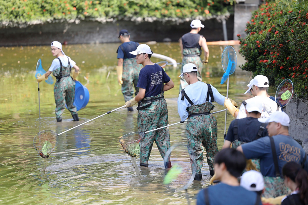 成大成功湖相隔15年清淤 學生開挖竟是這些秘寶