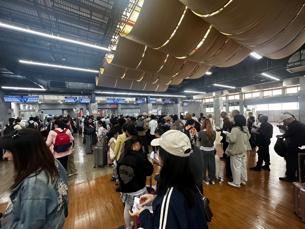 逾百陸客團抵金門 健步體驗草地餐車與音樂饗宴