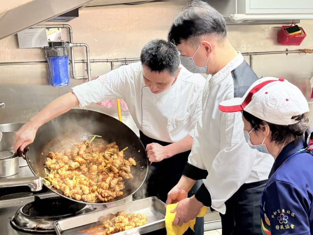 雙主廚陳佳瑋和張騰峰到莒東社區義煮料理 老人惜食共餐配經典音樂