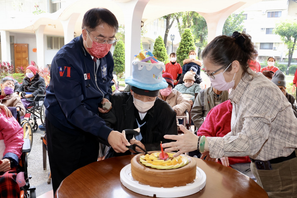 臺南市長黃偉哲春節送暖 關懷長者攜手共迎幸福高齡社會