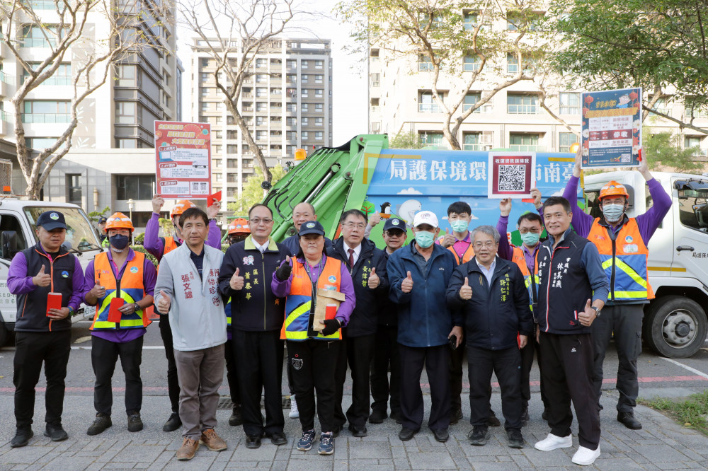 黃偉哲農曆年前慰勞清潔隊員  感謝堅守崗位維護市容