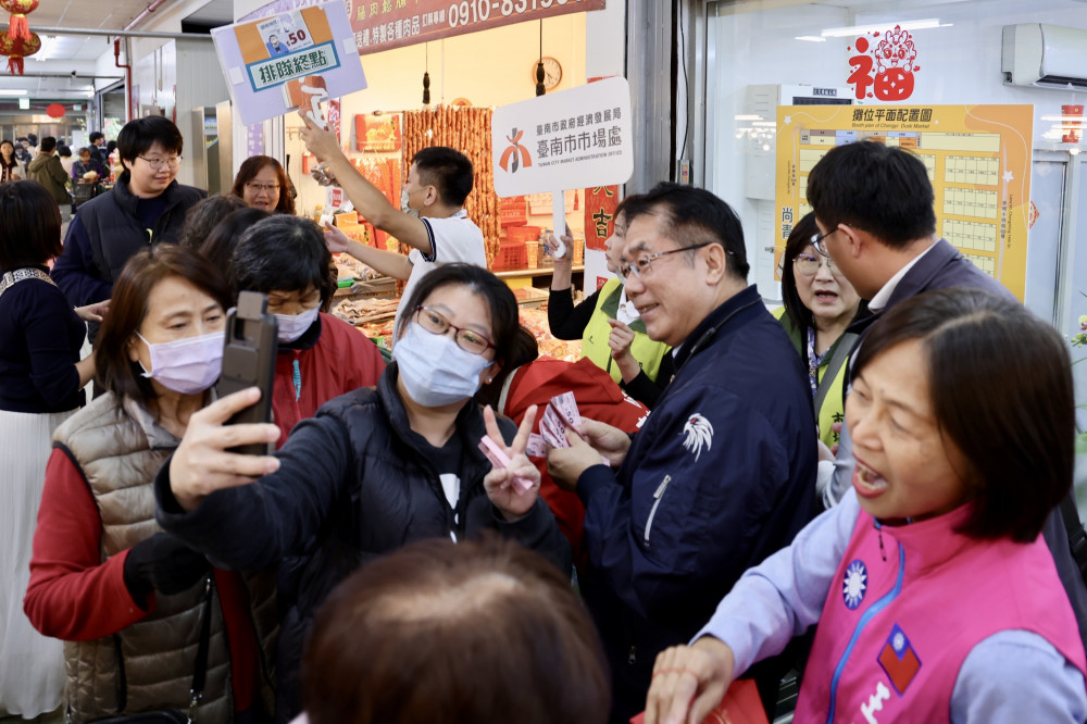 臺南市場採購年貨人氣旺 黃偉哲發送紅包、抵用券鼓勵來買好食好物