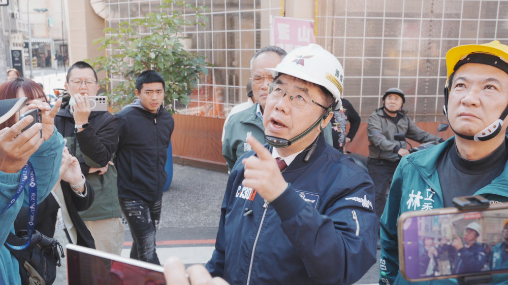 黃偉哲視察來亞大樓震後受損情形  呼籲儘速啟動危老重建