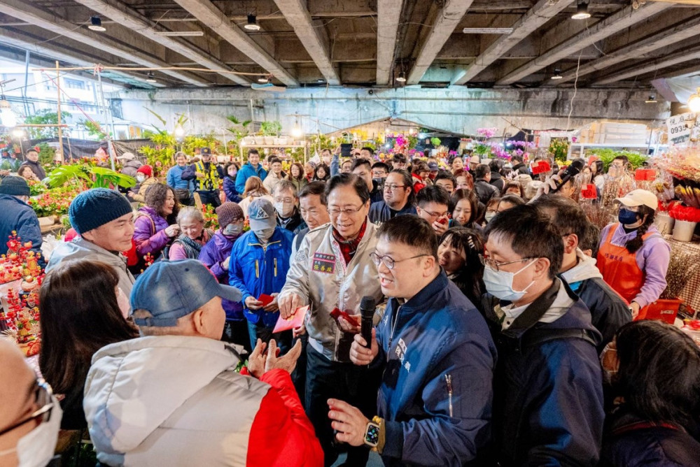 張善政赴桃園花市拜早年　近千份福袋秒殺