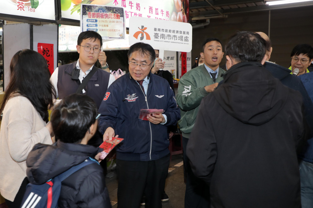 臺南市場採購年貨人氣旺 黃偉哲發送紅包、抵用券鼓勵來買好食好物