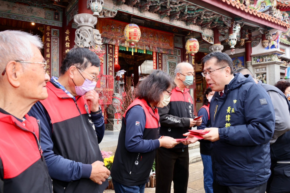 臺南市長黃偉哲參拜善化慶安宮發送紅包  祈求今年四時無災、八節有慶