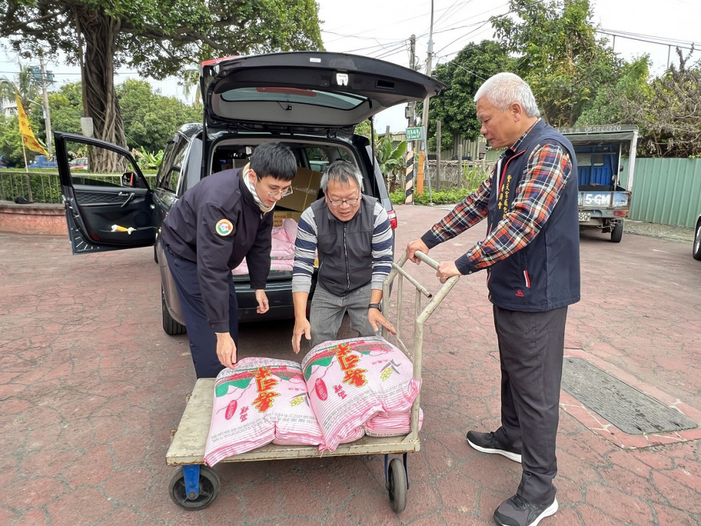 斗南贊天宮感化堂慈善普濟會捐贈愛心物資 偕雲林榮服處關懷榮民眷