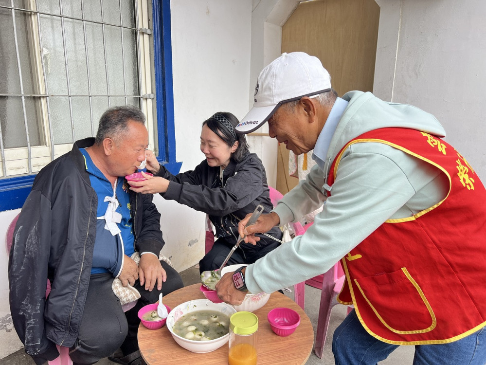 雲林榮服處關懷車禍受傷員工 元宵節親餵湯圓傳遞溫暖關愛