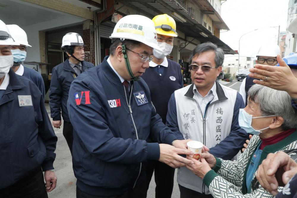 臺南市府攜手各界齊心重建 市長黃偉哲視察修繕進度 盼災民早日安居