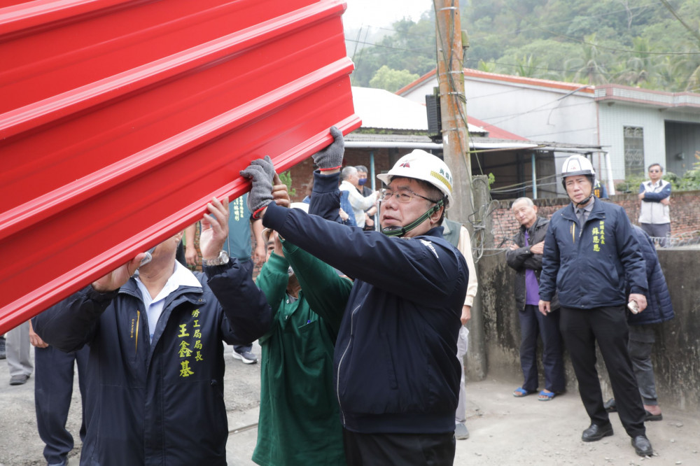 臺南市府攜手各界齊心重建 市長黃偉哲視察修繕進度 盼災民早日安居