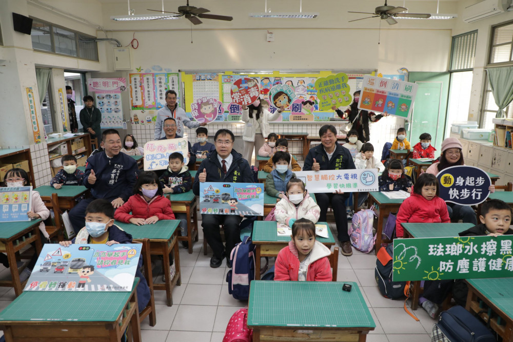 開學首日 黃偉哲市長到校關心校園防疫及宣傳智慧型觸控大電視與防塵水擦黑板 守護學童健康 平安上學！