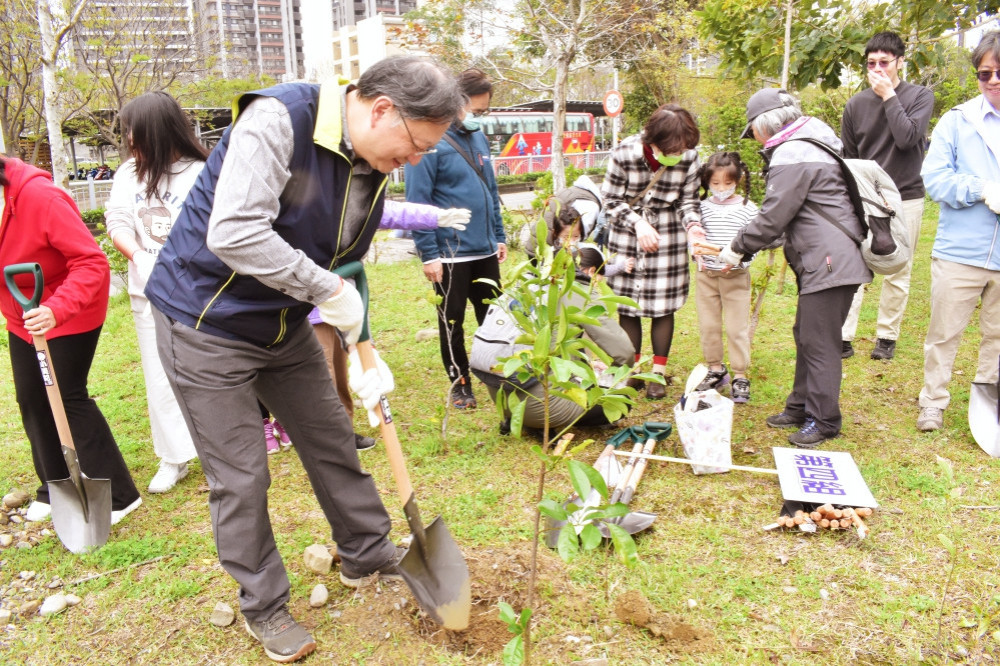 新竹臺大分院四周年系列活動　300位員工暨眷屬攜手種下約600棵樹苗