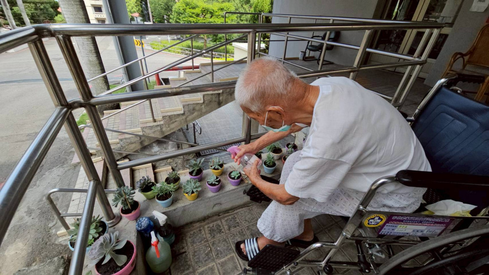 彰化榮家104歲人瑞栽植多肉怡情 樂齡生活好自在