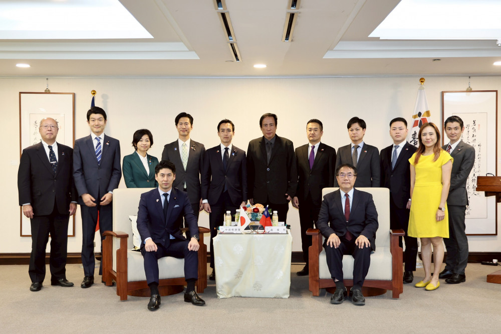 日本自民黨青年局長中曾根康隆拜會 黃偉哲致贈台南越光米見證跨時空台日情誼